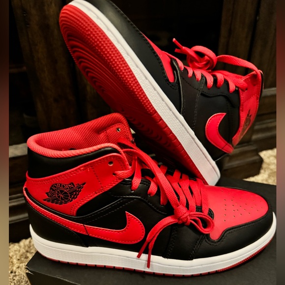 AIR JORDAN 1 MID (Black/Fire Red-White) - Picture 2 of 11